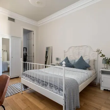 Beautiful & Central Flat Near Sagrada Familia Apartment