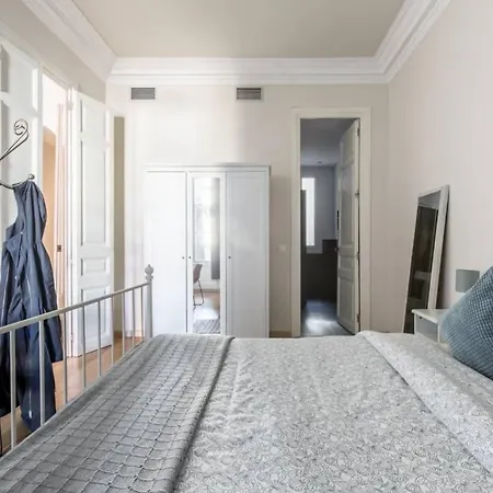 Beautiful & Central Flat Near Sagrada Familia Apartment
